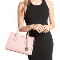 0196163778556_R10.jpg Michael Kors Sheila roosa käekott