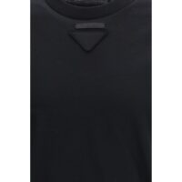 Prada must spordisärk