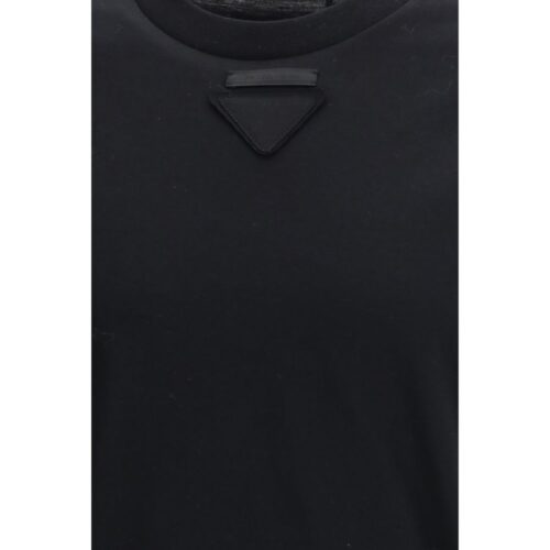 Prada must spordisärk