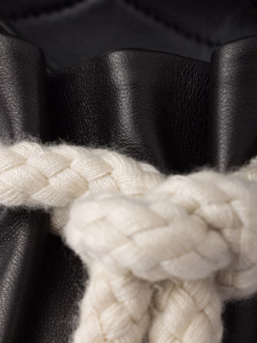 7298979.png Prada mustad köiedetailiga sandaalid