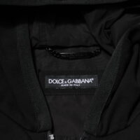 Dolce & Gabbana must varrukateta kapuutsiga logoembleemiga vestjakk
