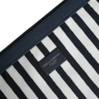 8636912.jpeg Dolce & Gabbana must-valge triibuline clutch DG logoembleemiga