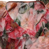 Dolce & Gabbana roosa kamellia mustriga siidist V-kaelusega pluus