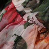 Dolce & Gabbana roosa kamellia mustriga siidist V-kaelusega pluus