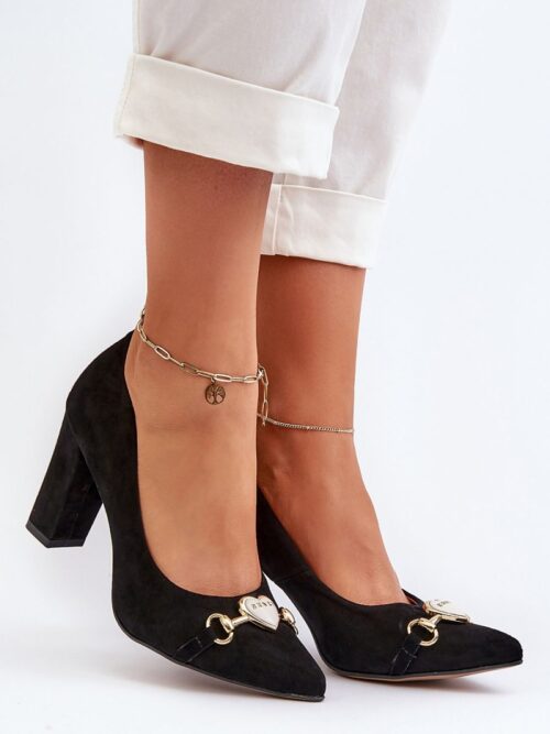 Südamekaunistusega seemisnahast kontsakingad