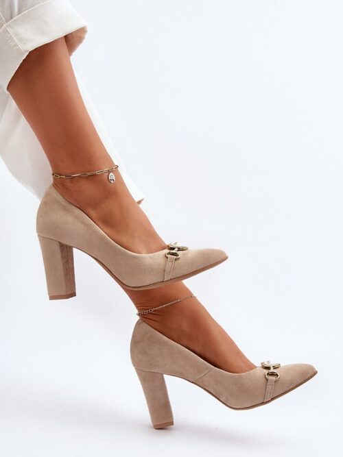 Madal kontsaga seemisnahast kingad südamega