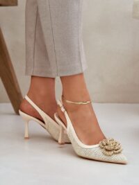 Kontsakingad punutise ja lillekaunistusega 208478