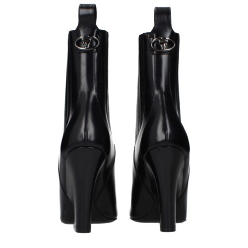 Valentino Garavani mustad poolsaapad